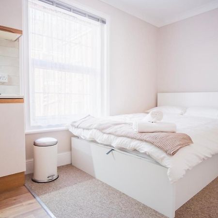Poole Stay Екстер'єр фото