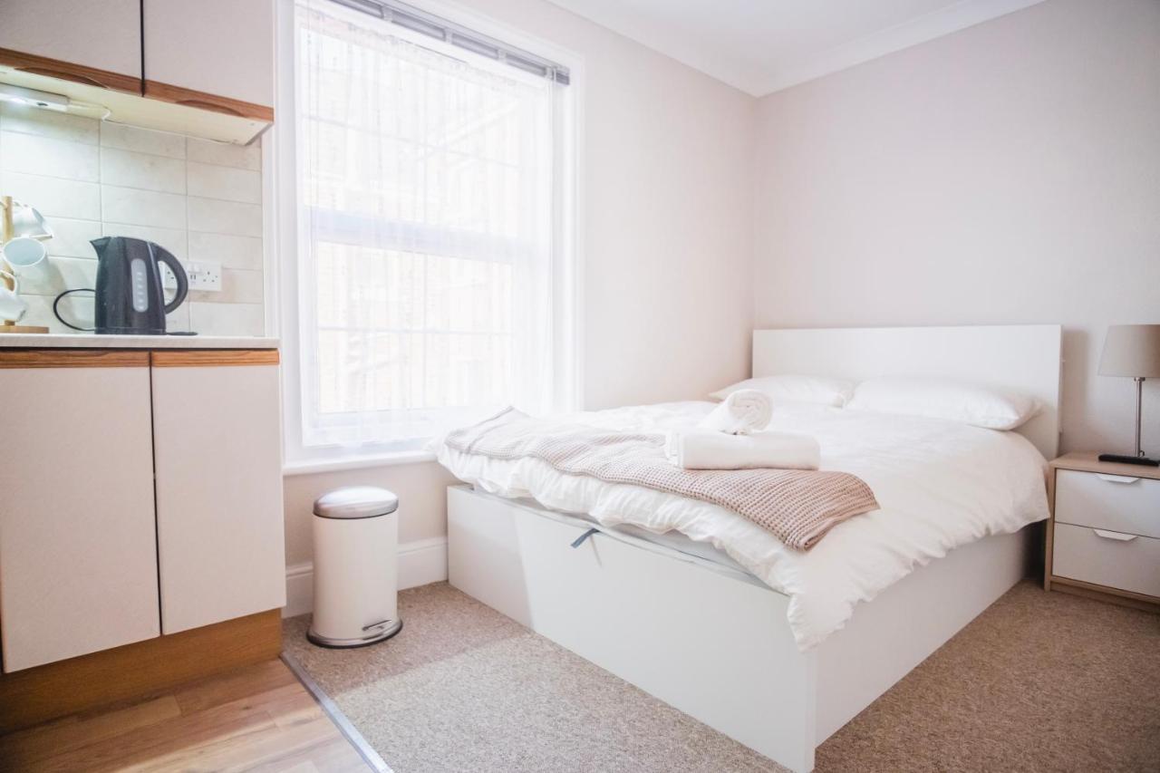 Poole Stay Екстер'єр фото